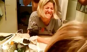 Η milf το βάζει στον ...