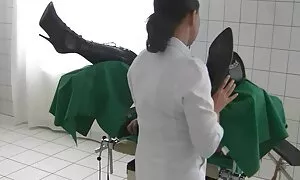 τραβεστί και γιατρός ...